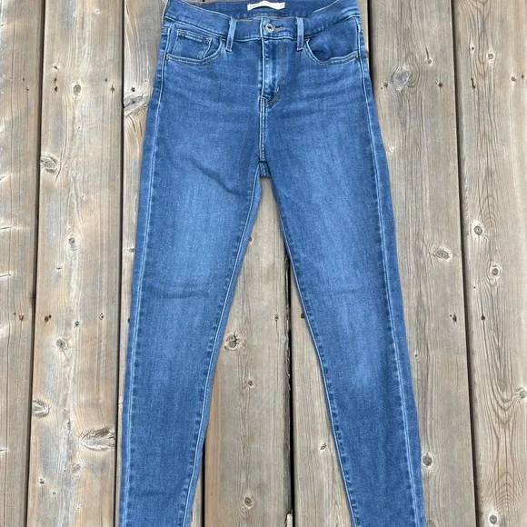 **SOLD** Levi’s 720 High Rise Jeans - Picture 4 of 6